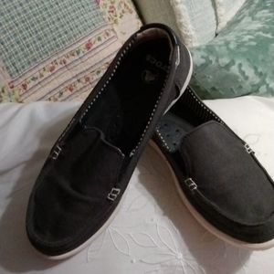 Crocs. Size 6. But fit more like 5.5. The size runs short!